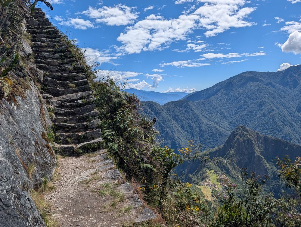 Escaliers inca et citadelle machu picchu au loin