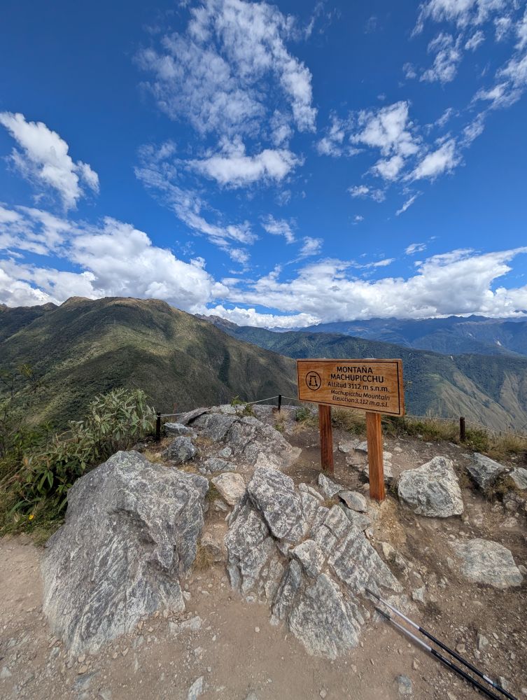 Pancarte et vue sur es montagnes alentours, à plus de 3000 metres d'altitude