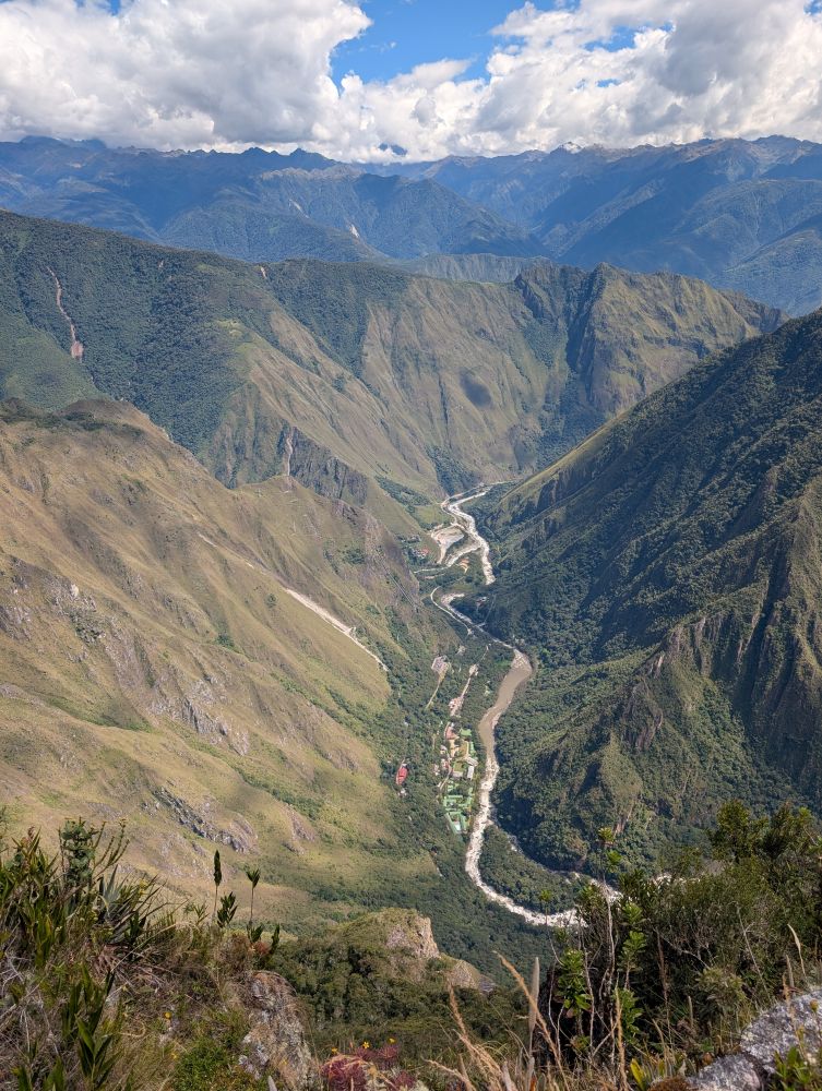 Montagnes, vallées et villages vus du sommet de la montagne Machu Picchu