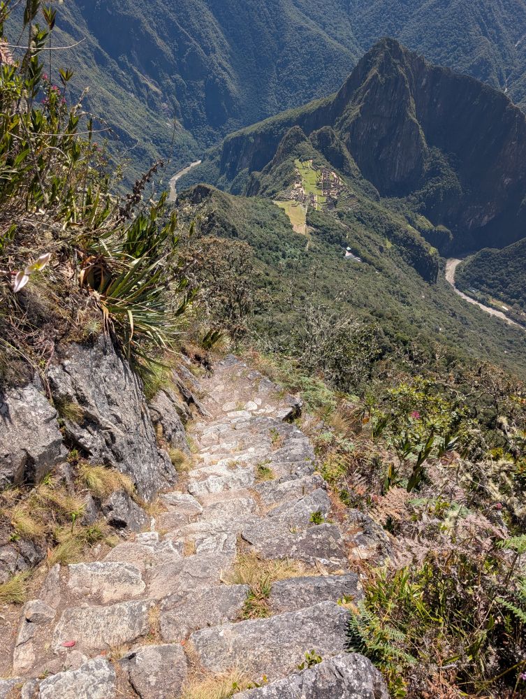 Escaliers vertigineux pour redescendre du sommet Machu Picchu