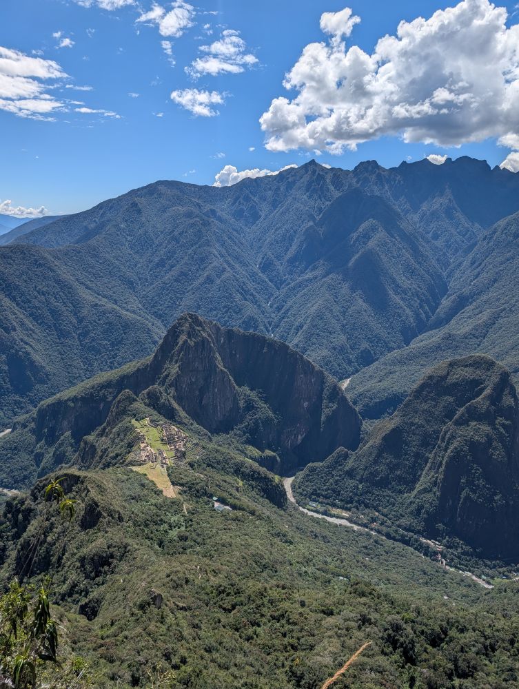 en haut de la montagne machu picchu, la vue à couper le souffle qui surplombe la citadelle