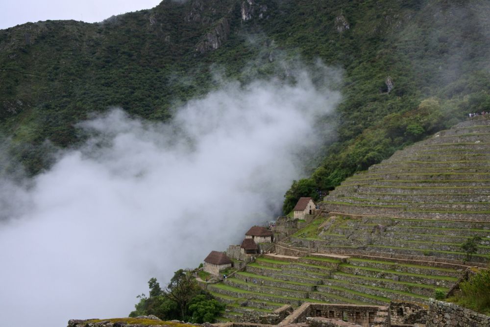 Vue des terasses en escaliers de la citadelle incas du machu picchu