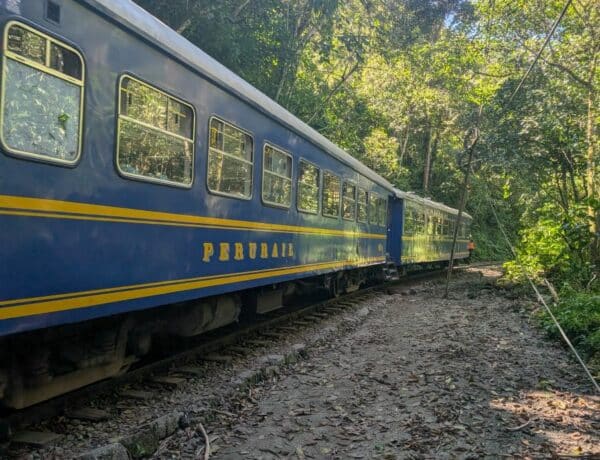 photo du train perurail allant de Cusco à hidroelectrica