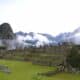 la citadelle haute du machupicchu dans la brume
